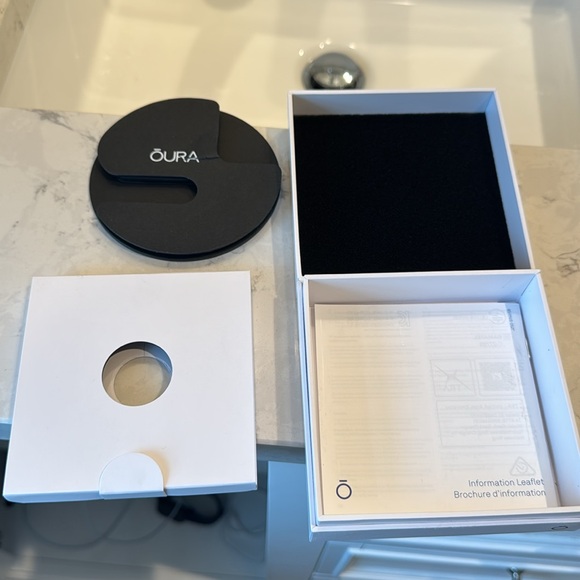Oura Ring Gen3 Heritage Gold w/ 2 Chargers & Box - Picture 11 of 17